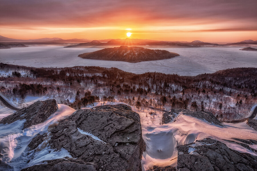 1月の風景《北海道》神々しい日の出の輝きスケール豊かな天下の絶景美幌峠から望む屈斜路湖ページへの画像リンク