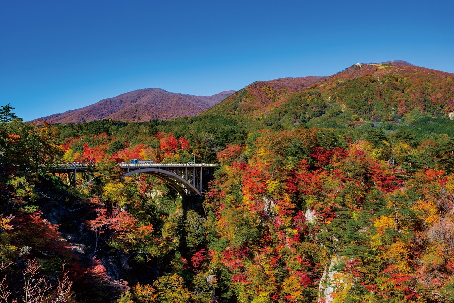 10月の風景《宮城県》大谷川の流れが刻んだ深さ百メートルもの大峡谷紅葉に彩られた鳴子峡ページへの画像リンク