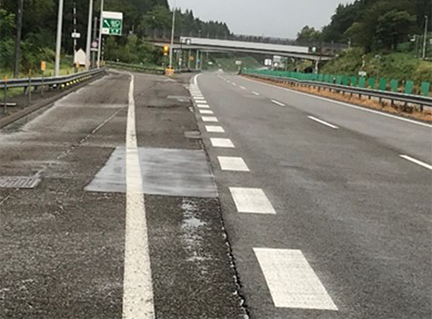 Photo of damaged road surface (Nakago IC)